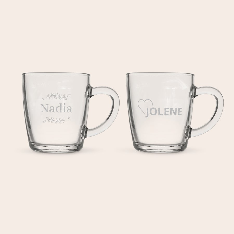 Te glas To personlige teglas med print af navnene Nadia og Jolene, perfekt til en unik gave.