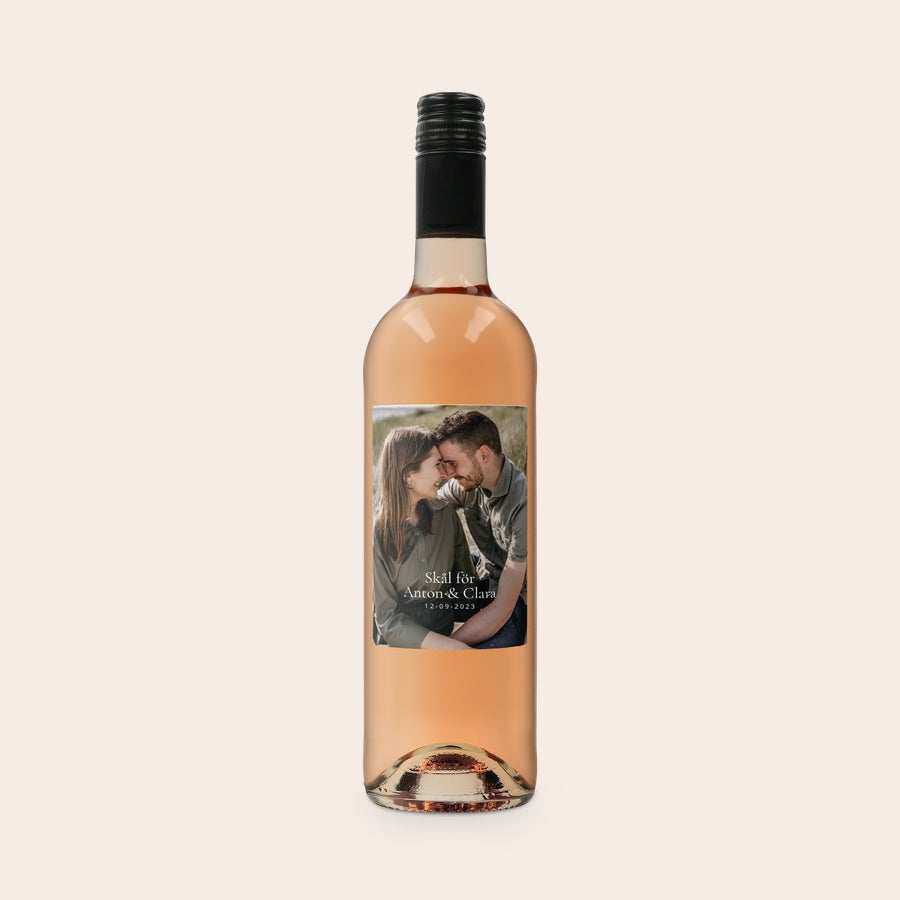 Personligt vin Belvy Rosé Rosévin med egen fotopresentetikett tryckt med ett par och texten Skål för Anton & Clara 12-09-2023