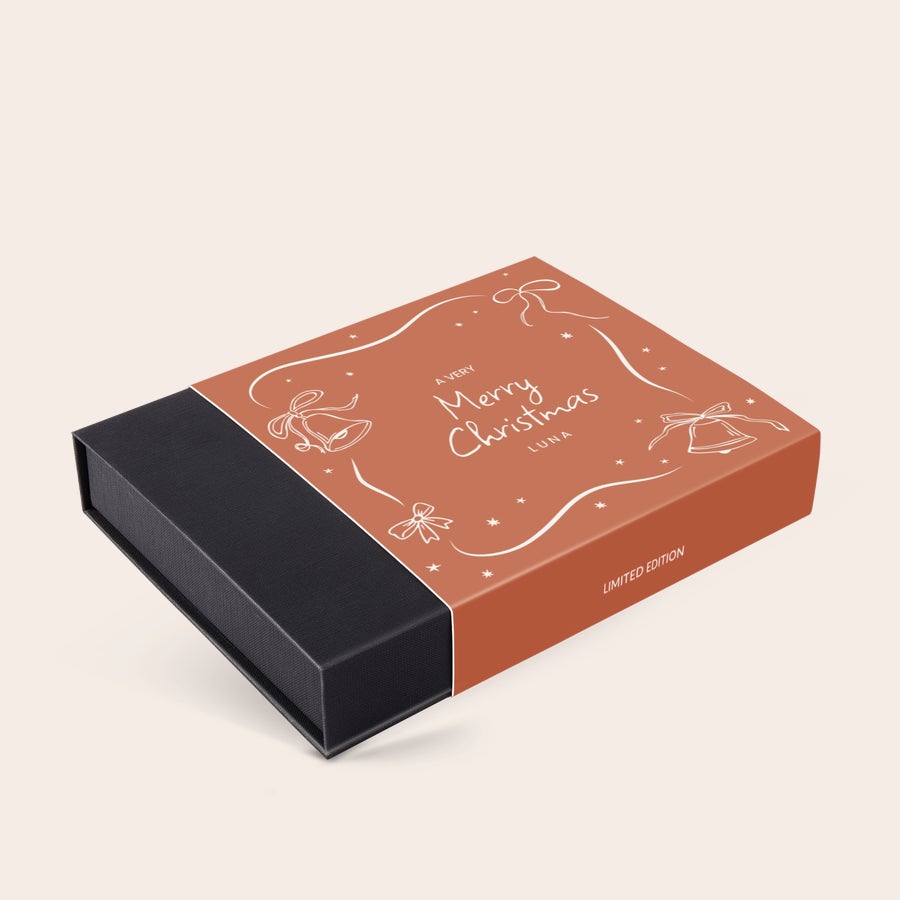 Caja de bombones de lujo - Navidad Caja de chocolates navideños personalizados con mensaje impreso "A Very Merry Christmas Luna" y adornos.