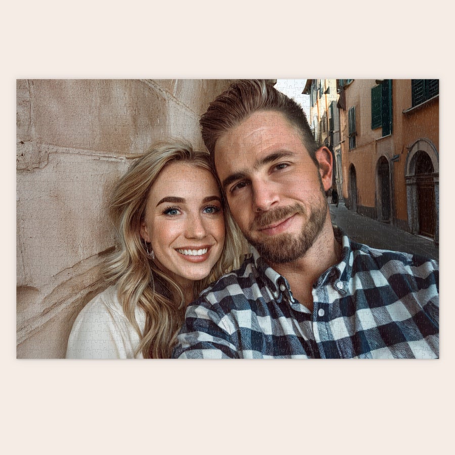 Puzzle Personalizzato con Foto Puzzle personalizzato con la foto stampata di una coppia sorridente, lui indossa una camicia a quadri