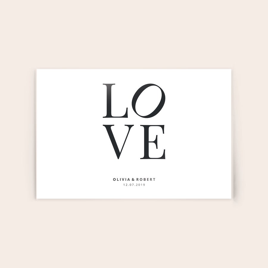 Kuva akryylillä Akryylilevy, jossa on teksti LOVE, nimet Olivia & Robert sekä päivämäärä 12.07.2019, painettuna kuvaan, kuolenna unohtumattomimpia hetkiäsi ainutlaatuisella tavalla akryylilevyllä!