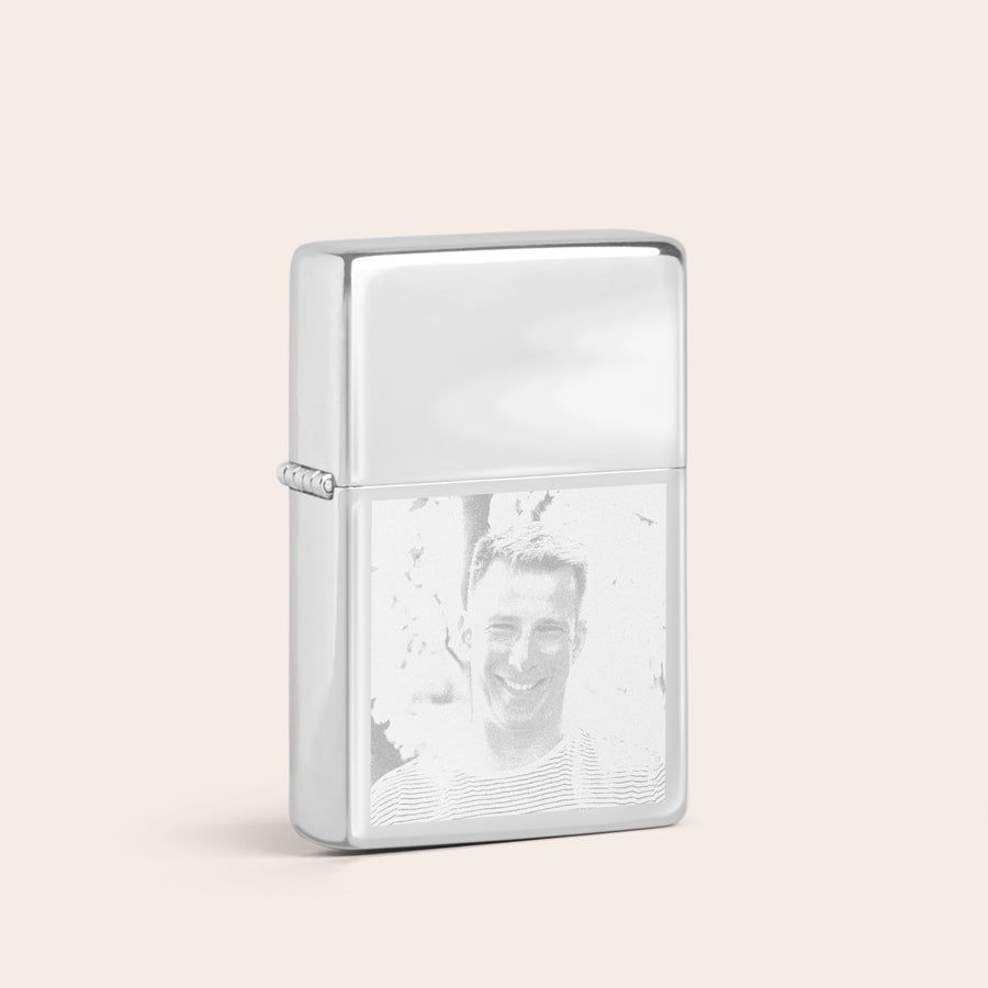 Isqueiro gravado Isqueiro prateado com foto gravada de um homem sorrindo, transforme memórias em uma chama de elegância