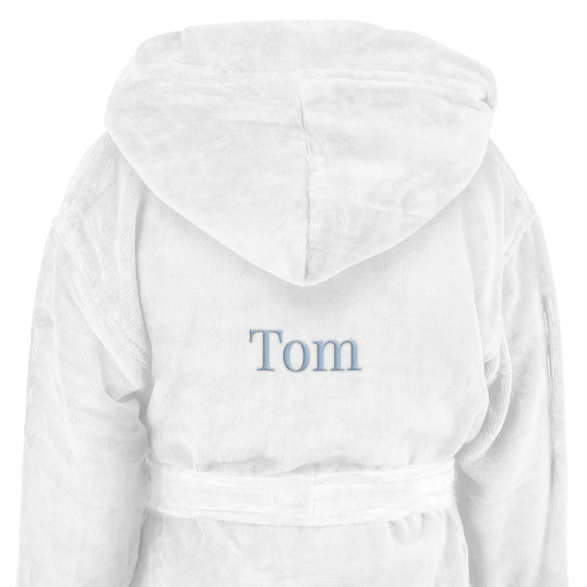 Weißer Kinderbademantel mit Kapuze, bestickt mit dem Namen Tom in blauen Buchstaben.