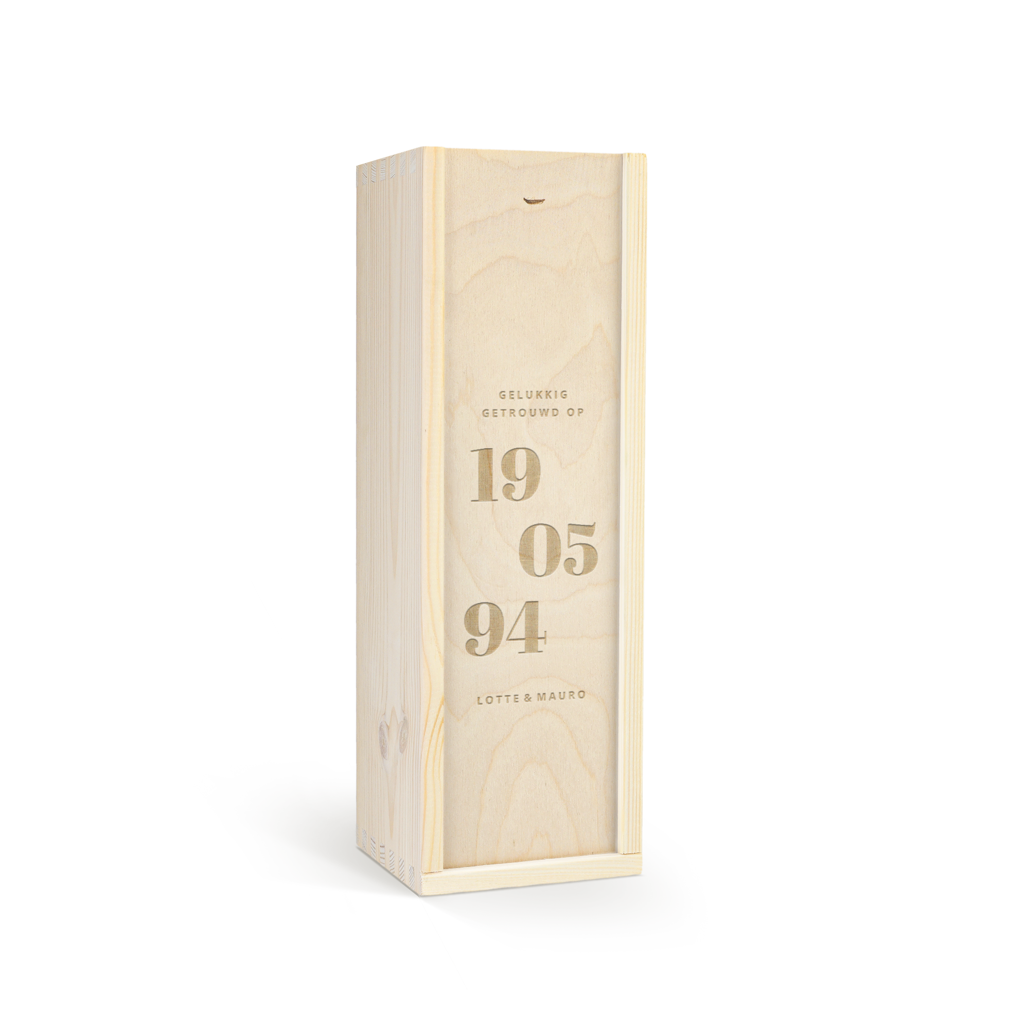 Gegraveerde houten kist voor cognac met de tekst "Gelukkig Getrouwd op 19-05-94, Lotte & Mauro"