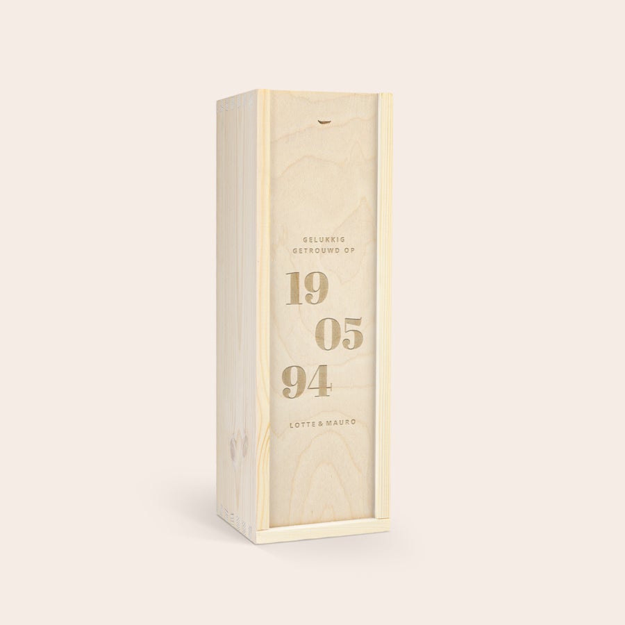 Tequila cadeau - Jose Cuervo Especial Silver Gegraveerde houten kist met de tekst Gelukkig Getrouwd op 19-05-94 en de namen Lotte & Mauro.