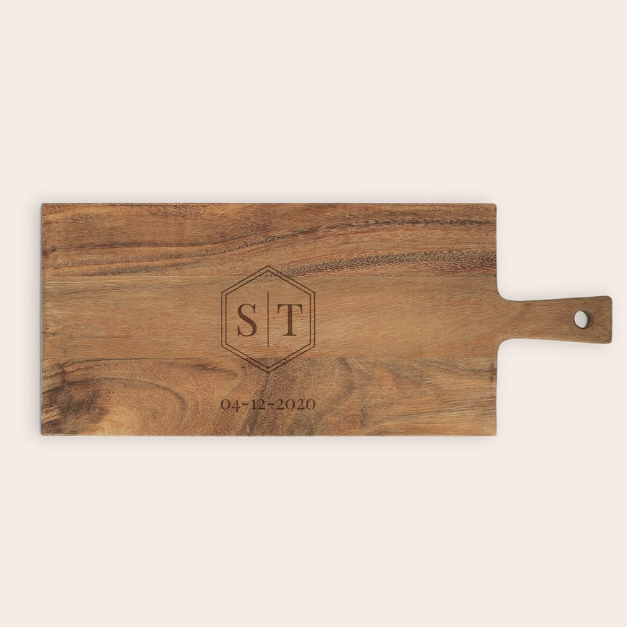 Tabla de cortar de madera Tabla de madera personalizada con las iniciales ST en un hexágono, la fecha 04-12-2020 grabada y un asa.