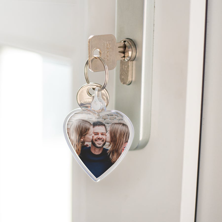Sleutelhanger hart met foto - dubbelzijdig Hartvormige sleutelhanger met foto van een gezin met lachende vader, gepersonaliseerd met jouw geliefden zullen altijd aan je denken dankzij deze hartvormige sleutelhanger met foto!