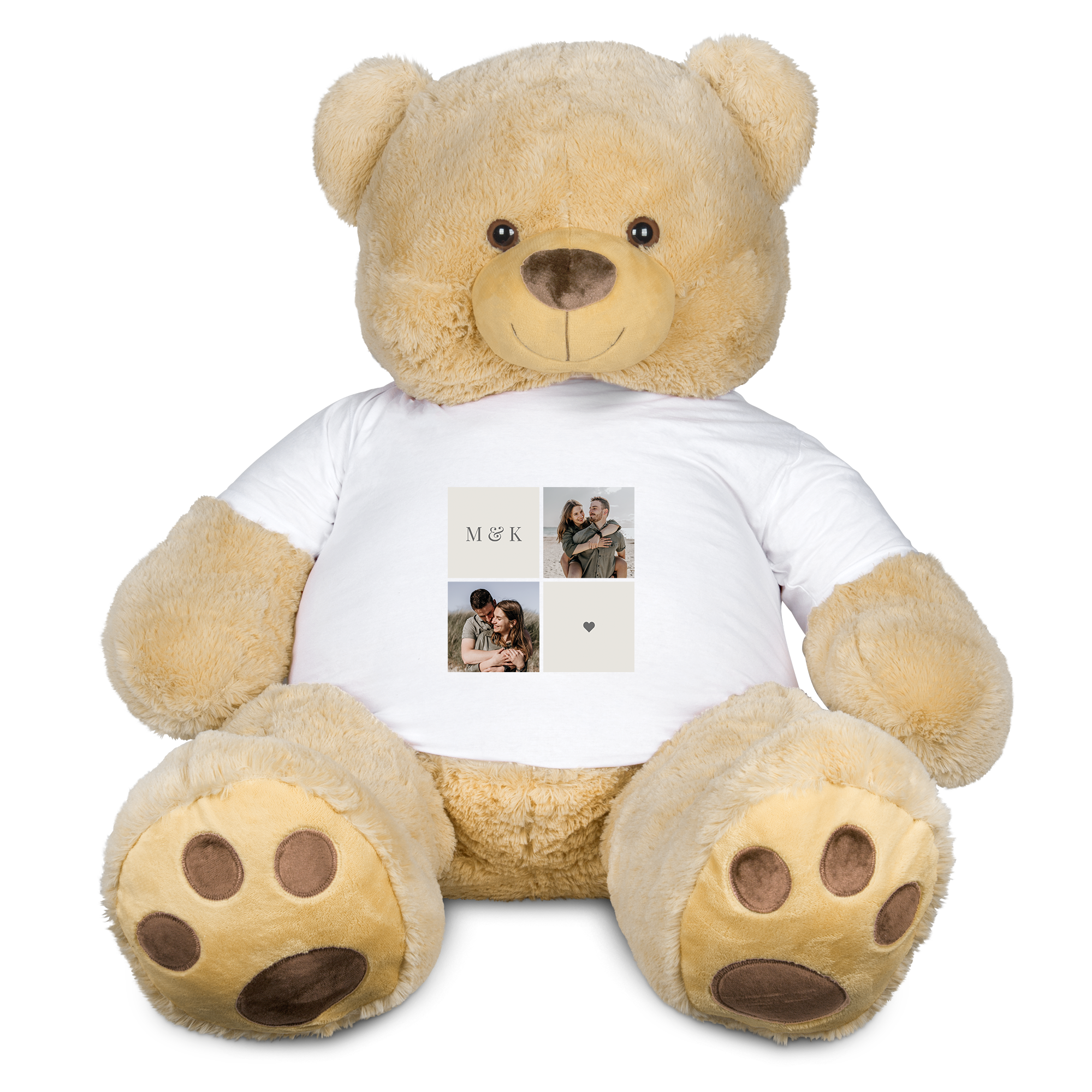 Gepersonaliseerde teddybeer xxl met bedrukt T-shirt, versierd met 2 foto's, initialen M & K en een hartje.