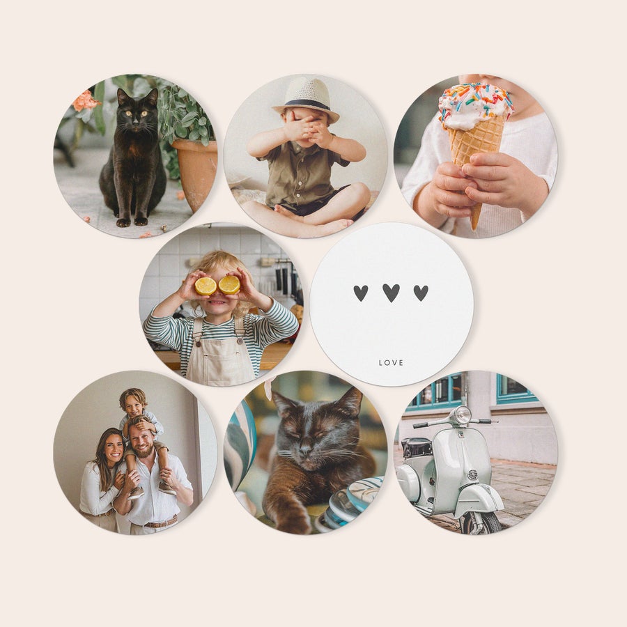 Azulejos personalizados Paneles de arte redondos en forex impresos con diversas fotos personalizadas, incluyendo una familia y mascotas.