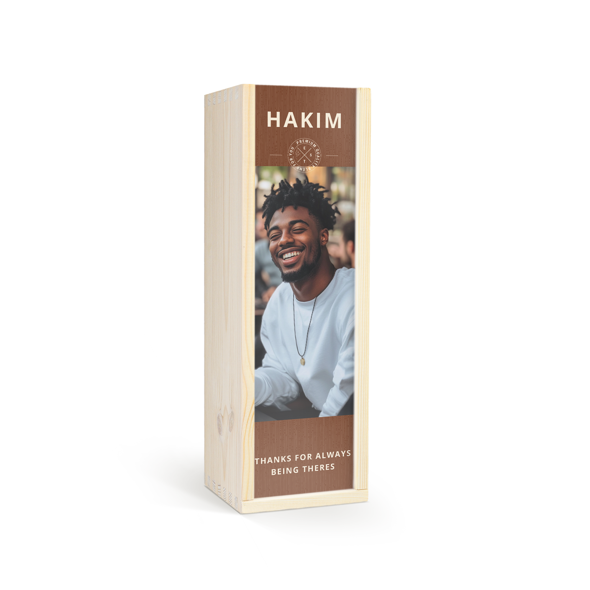 Je scoort zeker punten met een heerlijke fles whisky in een bedrukte kist. Gepersonaliseerde houten kist met foto van een lachende man en tekst Hakim, Thanks for always being there.