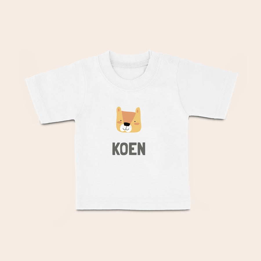 Baby shirt bedrukken Wit baby shirt bedrukt met een vrolijke leeuwenkop en de naam Koen. Jouw kleintje is helemaal stijlvol.