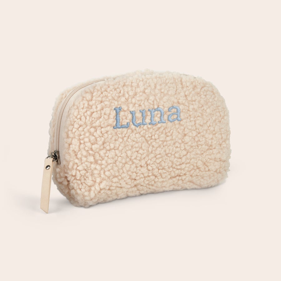 Blød makeup taske med navn - beige Blød cremefarvet plys makeuptaske broderet med navnet Luna i lyseblå, perfekt til at have alting lige ved hånden