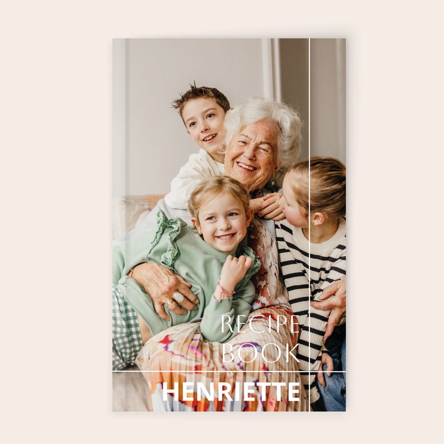 Carnet de notes personnalisé Un carnet de note personnalisé avec vos plus belles photos, imprimé d'une grand-mère et ses petits-enfants, et le texte "Henriette"
