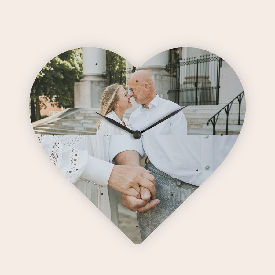 Relógio de Parede - Coração Relógio personalizado em forma de coração com foto de um casal e texto "Crie já o seu próprio relógio personalizado!"