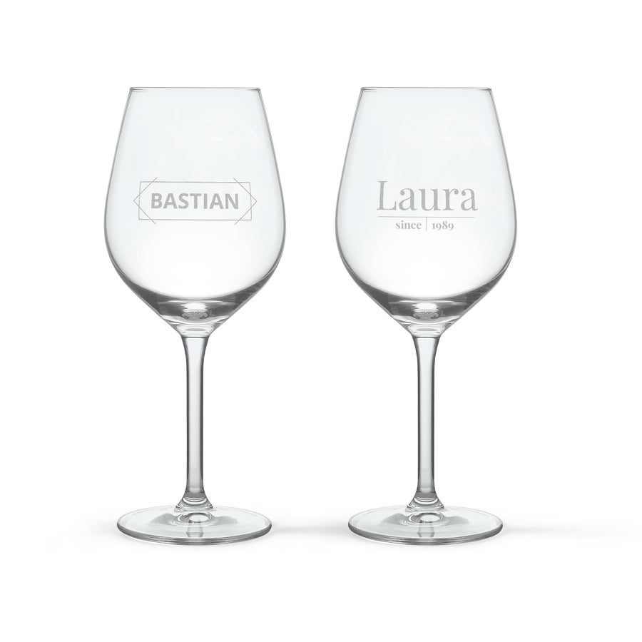 Wein Salentein Chardonnay personalisieren Zwei Weingläser mit Gravur des Namens Bastian und des Namens Laura mit Geburtsjahr als besondere Weingeschenke