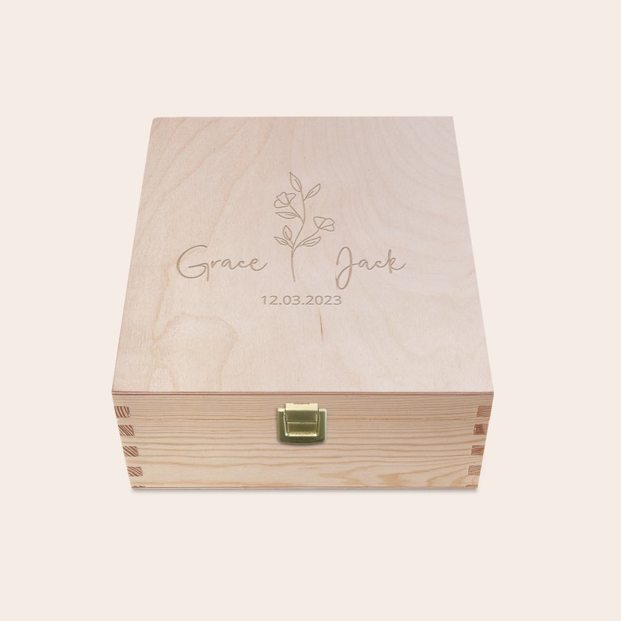 Personalizirajte škatlo za čaj Gravirana lesena škatla za čaj Pukka z imenom Grace & Jack, datumom 12.03.2023 in motivom rože