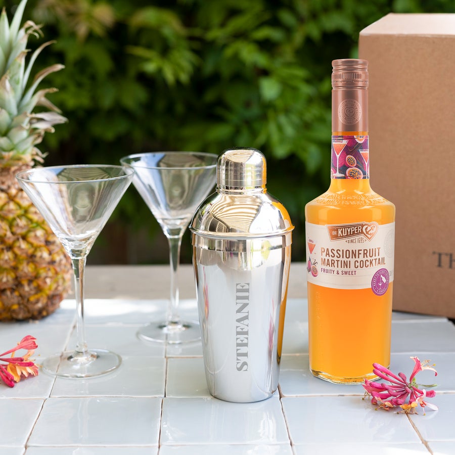 Personalizowany zestaw Pornstar Martini Personalizowany zestaw Pornstar Martini z shakerem ze stali nierdzewnej z grawerem imienia Stefanie, dwoma kieliszkami i ananasem.