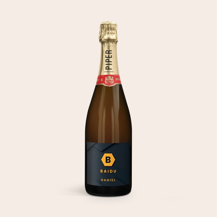 Piper Heidsieck champagne med personlig etikette og trækasse Flaske Piper Heidsieck Brut champagne med sort personlig etiket trykt med et logo og navn som en gave