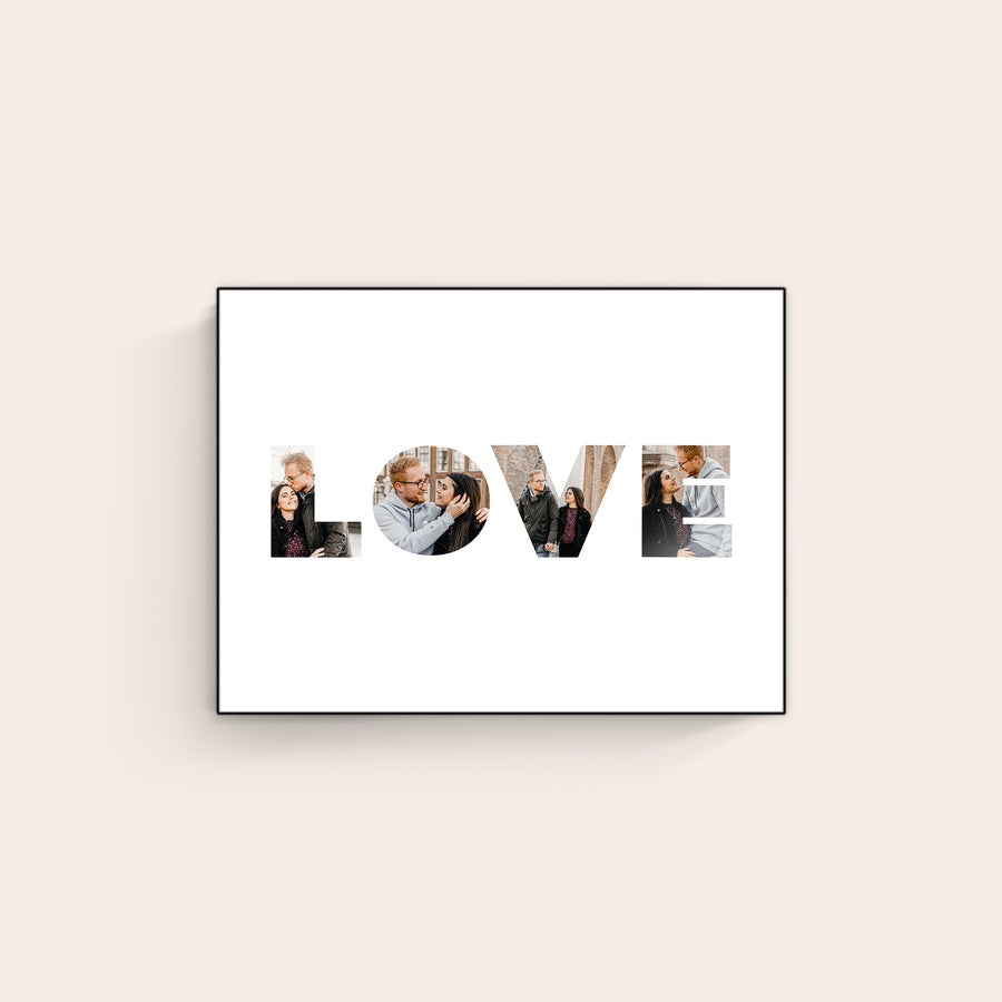 Tre bilde ChromaLuxe trefotopanel med et personlig bilde formet som ordet LOVE