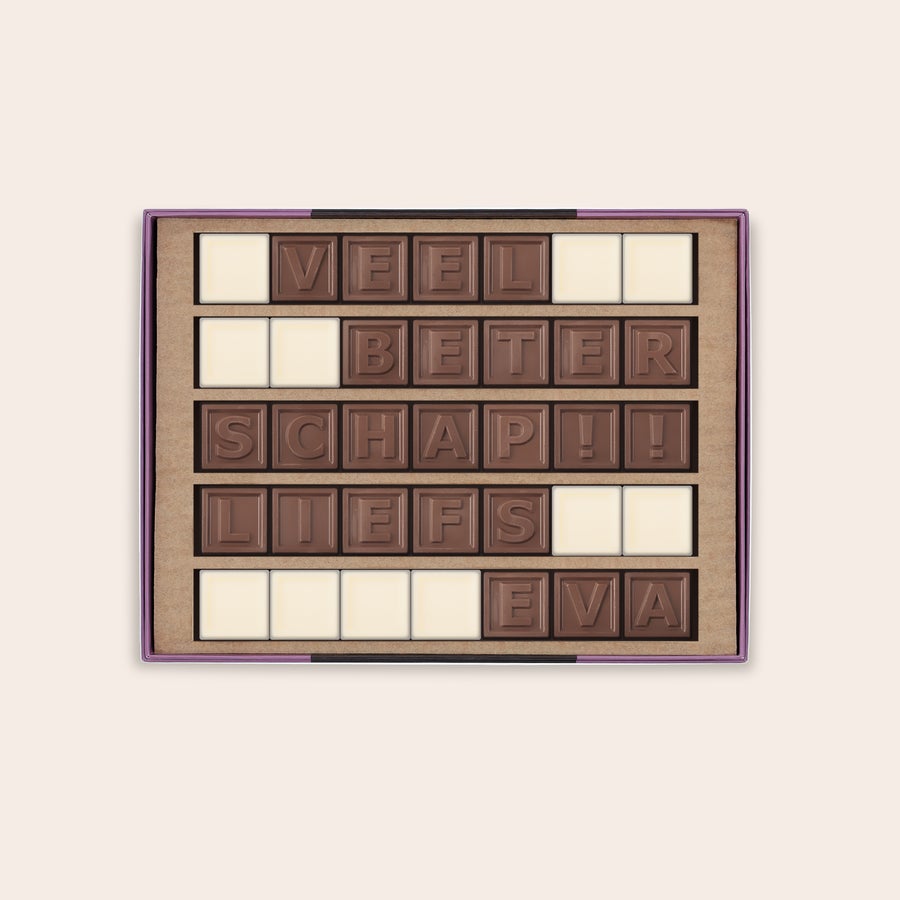 Chocotelegram Persoonlijk chocotelegram met "Veel Beterschap Liefs Eva" van melk- en witte chocolade, geleverd in een cadeaudoosje.