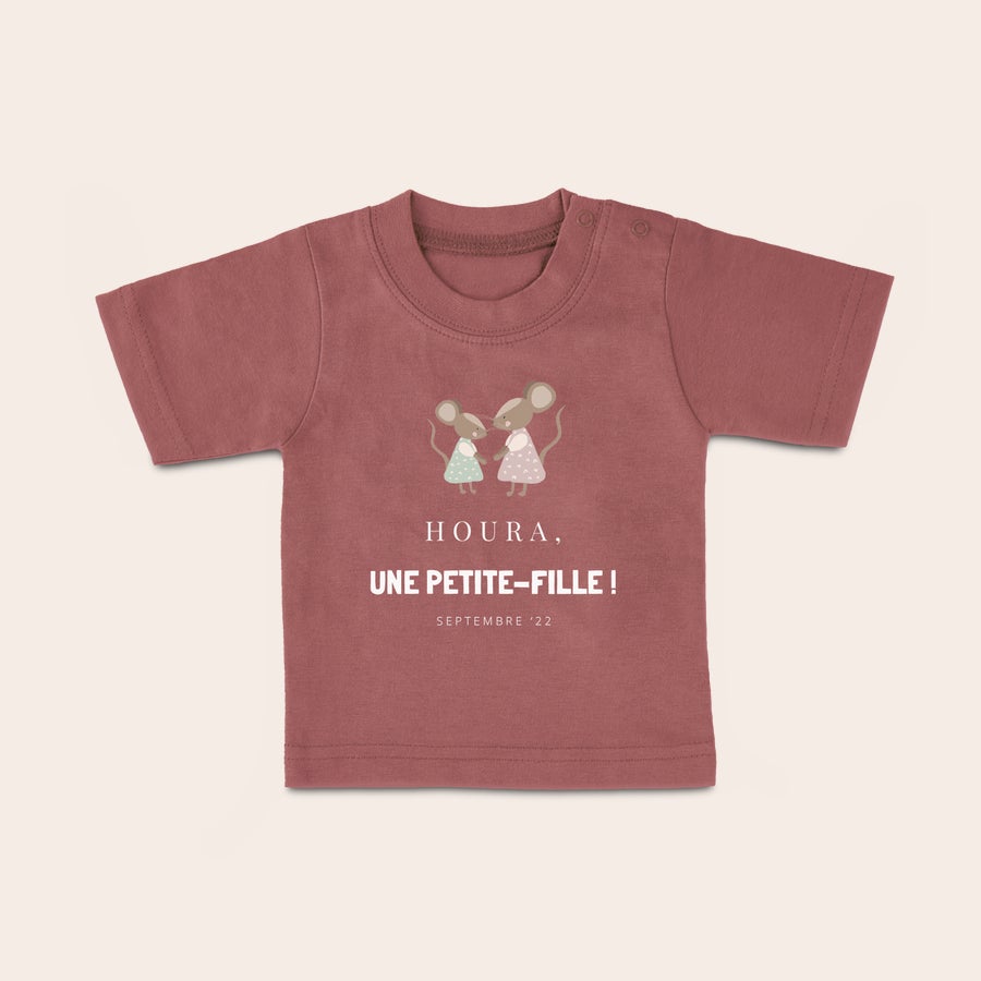 T shirt bébé personnalisé T-shirt bébé rouge imprimé de deux souris et du texte personnalisé Une petite-fille Septembre 22