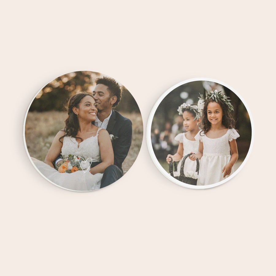 Personlige veggpaneler Pynt veggen din med to runde forex veggpaneler, trykket med et brudepar og to blomsterpiker.