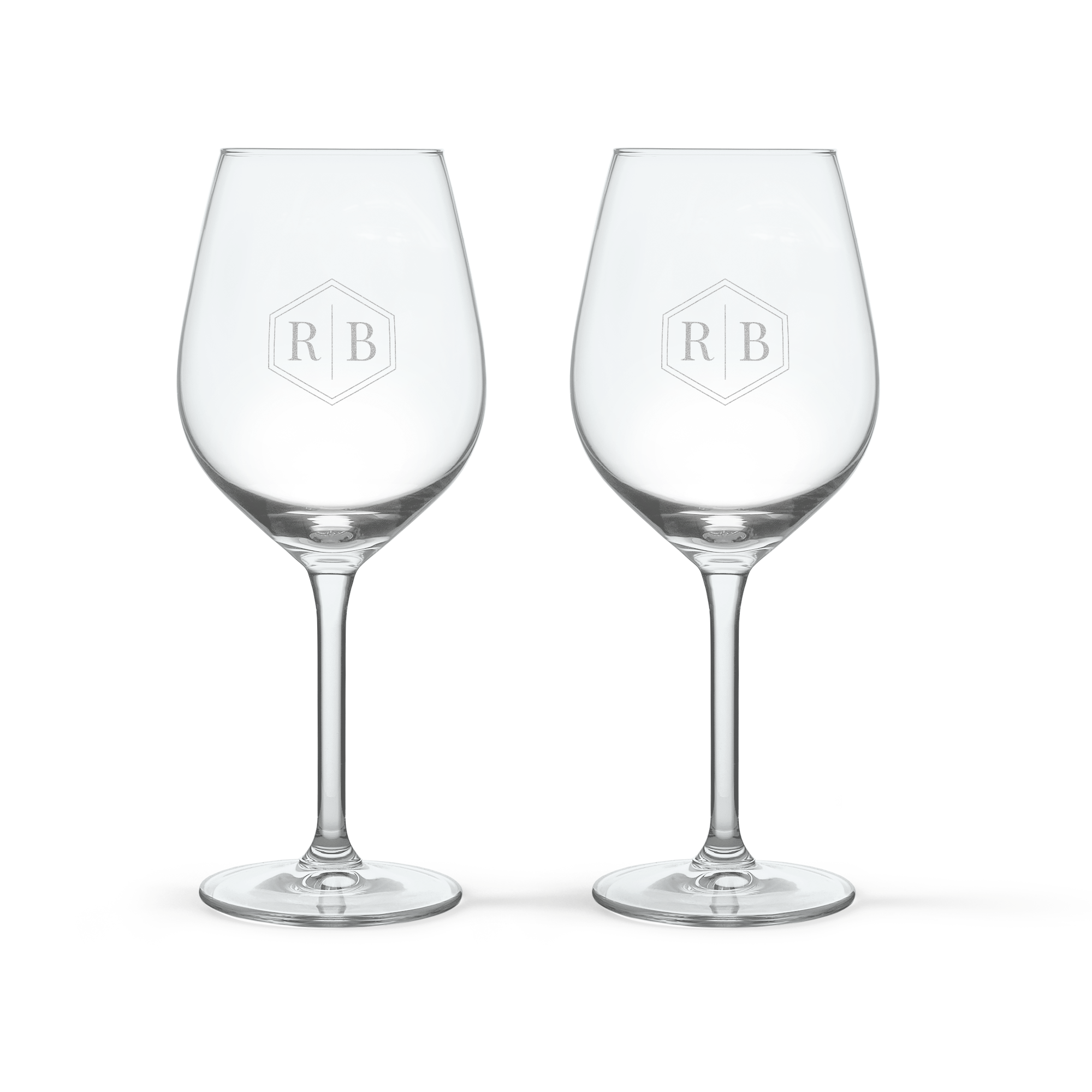 Duas taças de vinho personalizadas gravadas com o monograma "RB" dentro de um hexágono, para uma caixa de vinho de luxo.