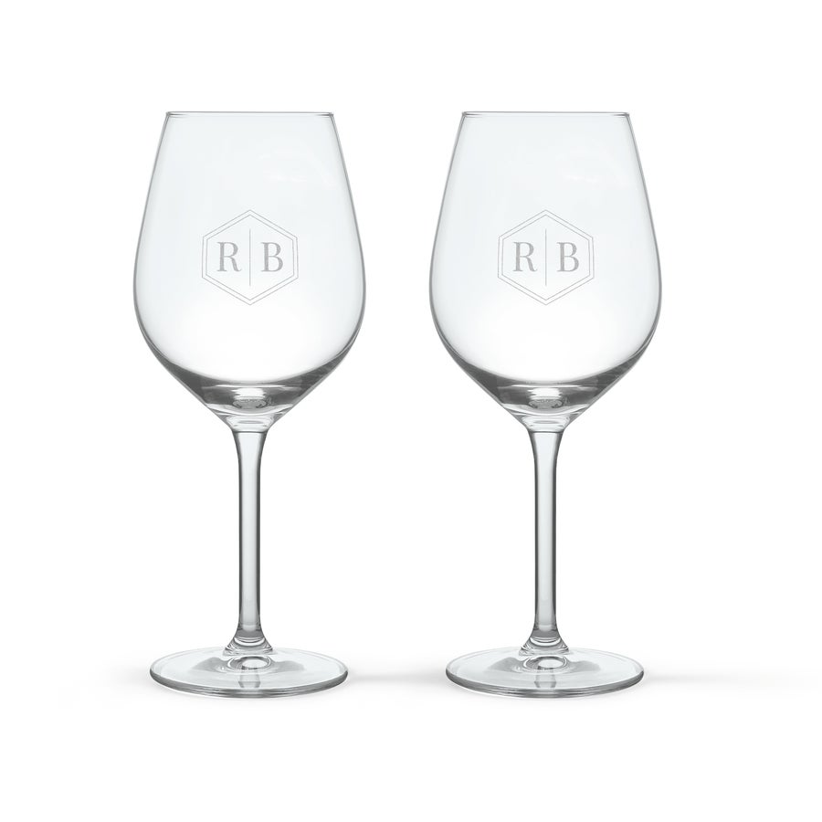 Personlig vin Maison de la Surprise Chardonnay Två Royal Leerdam vitvinsglas med graverade initialer RB i ett sexkantigt mönster. En personlig present.