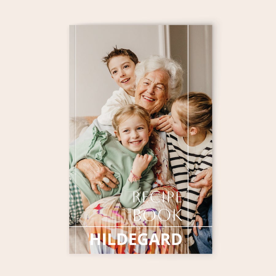 Notizbuch bedrucken Personalisiertes Notizbuch mit aufgedrucktem Foto einer lächelnden Familie und dem Namen HILDEGARD