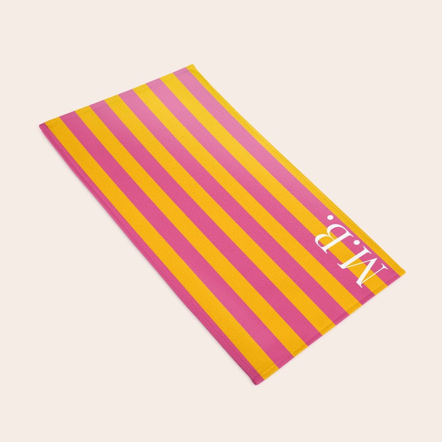 Toalha de banho impressa personalizada Toalha personalizada com riscas rosa e amarelas, impressa com as iniciais MB.