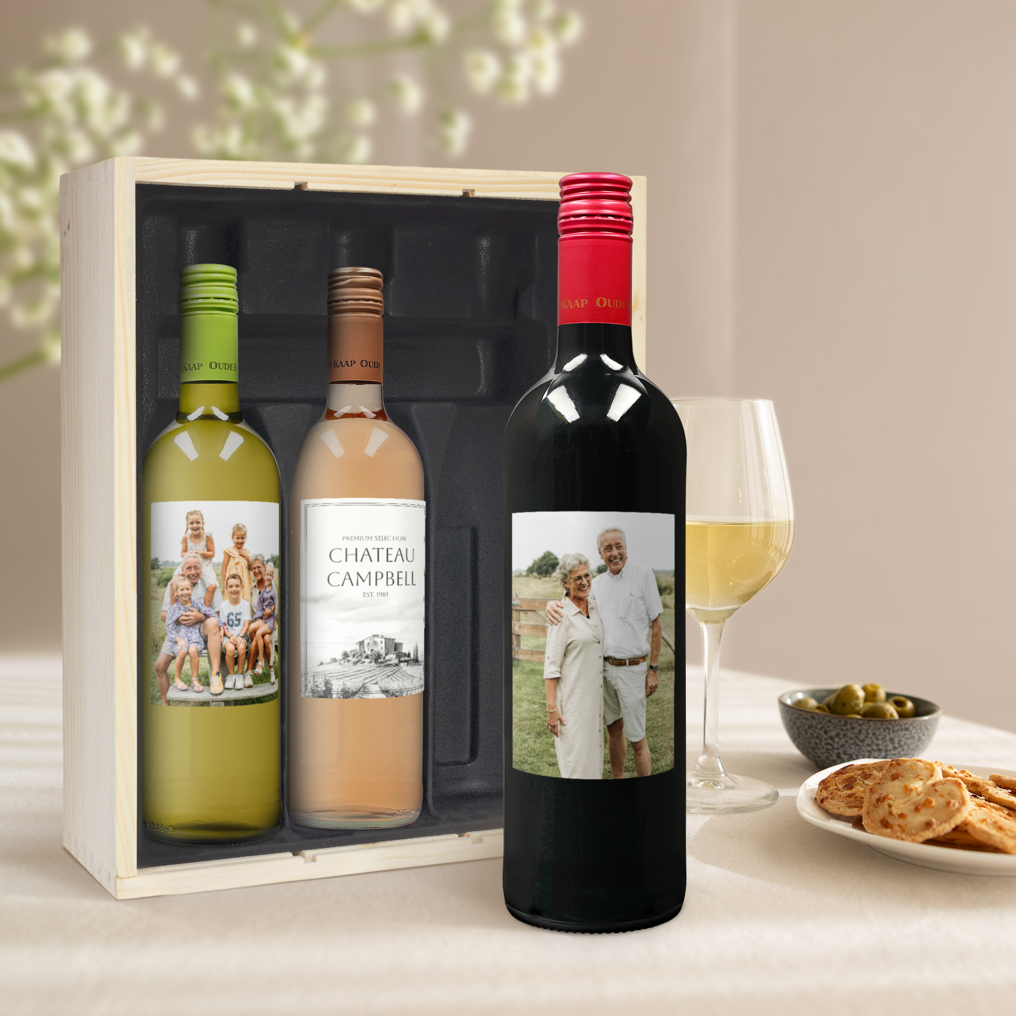 Confezione regalo di vino personalizzato Oude Kaap con etichette personalizzate con foto e testo in scatola di legno