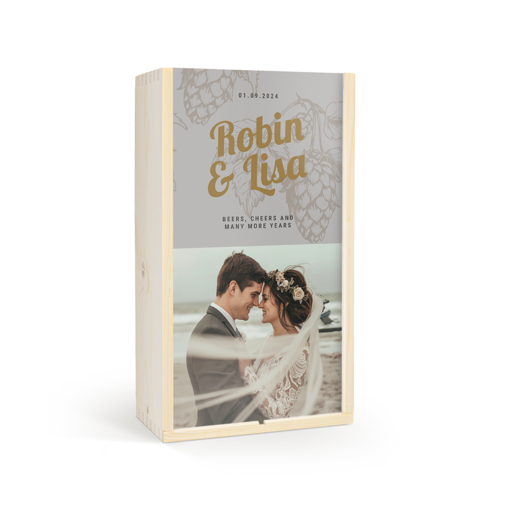 Cutie de cadou personalizată din lemn pentru bere Westmalle, imprimată cu fotografia unui cuplu, numele Robin & Lisa și data 01.09.2024.