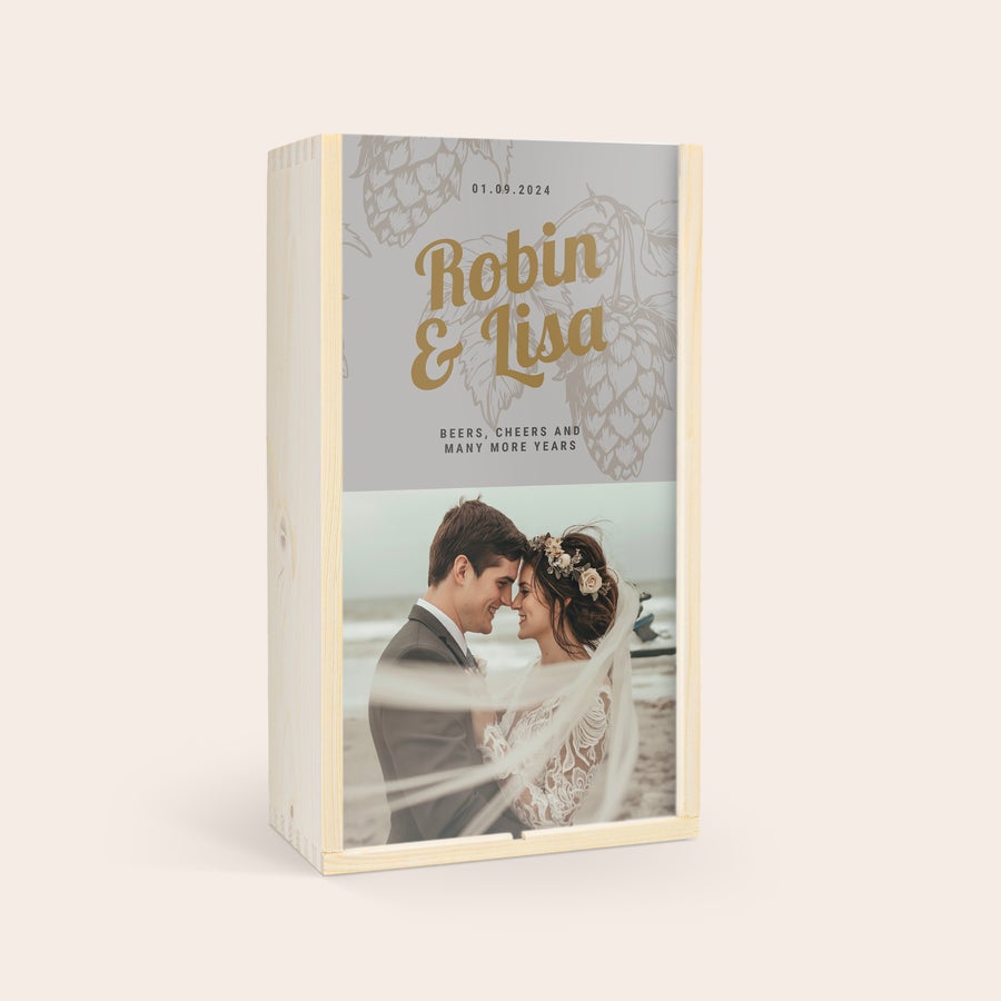 Set cadou bere - Westmalle Dubbel și Tripel Cutie de cadou personalizată din lemn pentru bere Westmalle, imprimată cu fotografia unui cuplu, numele Robin & Lisa și data 01.09.2024.