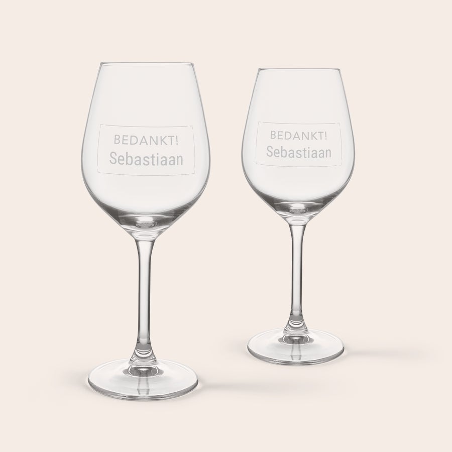 Wijn borrelpakket personaliseren Twee gepersonaliseerde wijnglazen van Royal Leerdam, gegraveerd met "BEDANKT! Sebastiaan", perfect voor een feestelijk borrelen.