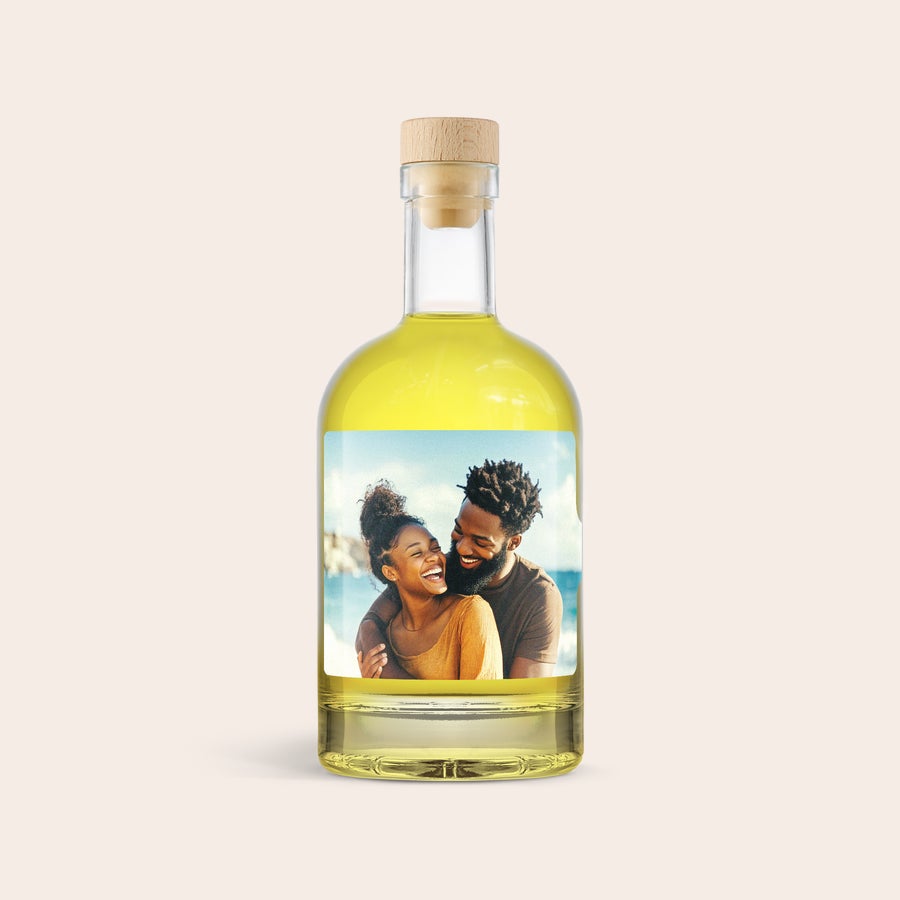 Personlig limoncello - YourSurprise Limoncelloflaska med personlig etikett med foto av ett glatt par, för att överraska med en unik gåva