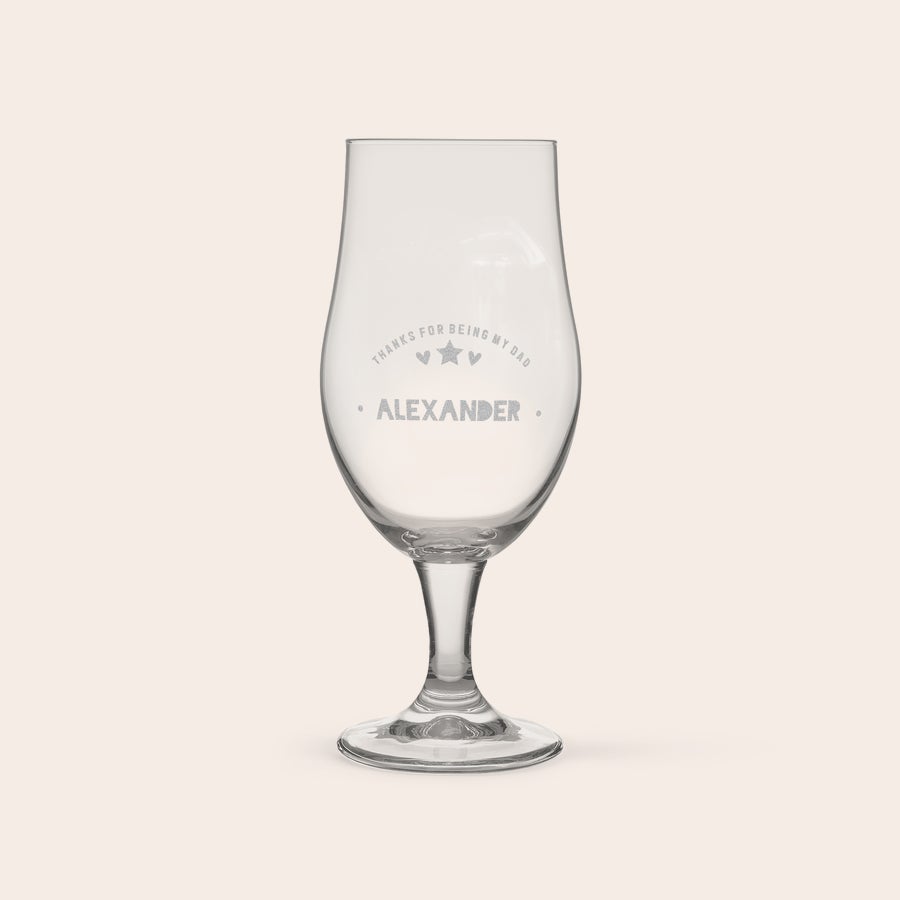 Confezione regalo birra per la Festa del Papà Calice da birra in vetro personalizzato inciso con scritta Thanks for being my dad, due cuori e nome Alexander per sorprendi il tuo dolce papà