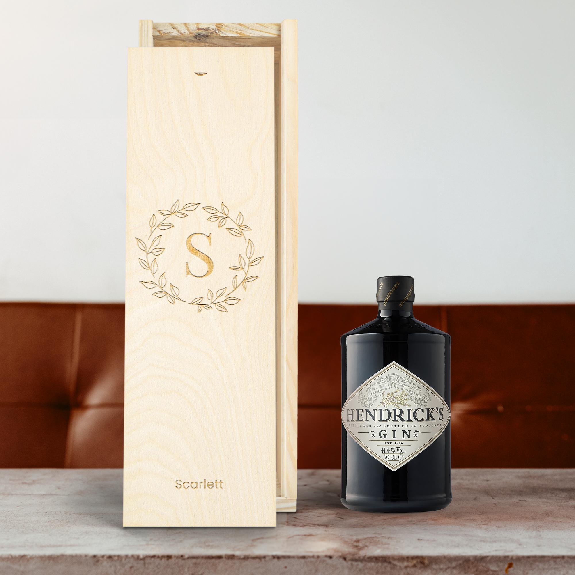 En personlig trälåda graverad med initialen S i en krans och namnet Scarlett bredvid en flaska Hendrick's gin. Överraska någon med en god gin i personaliserad låda!