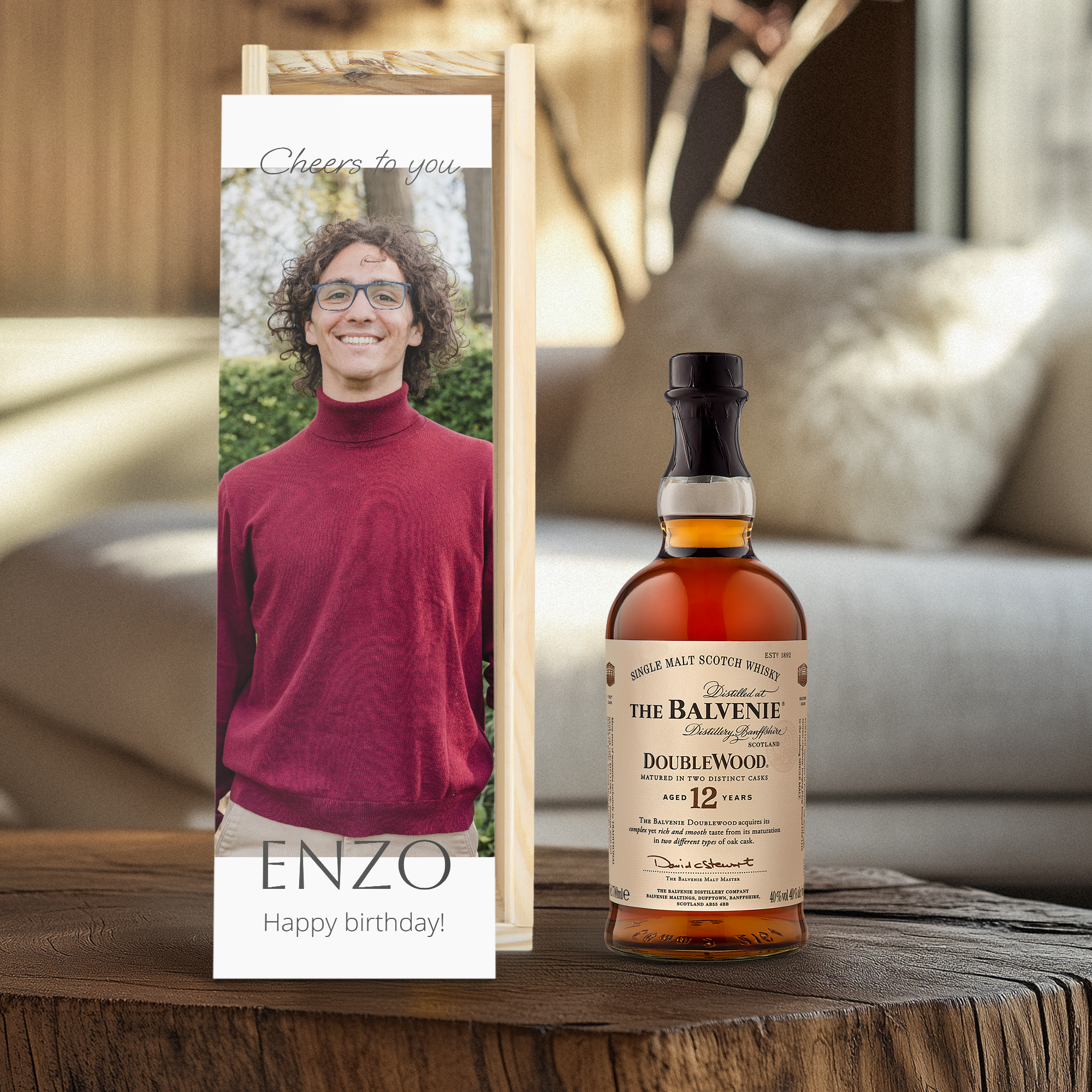 En dejlig flaske Balvenie whisky og en personaliseret trækasse trykt med foto, navn Enzo og Happy birthday.
