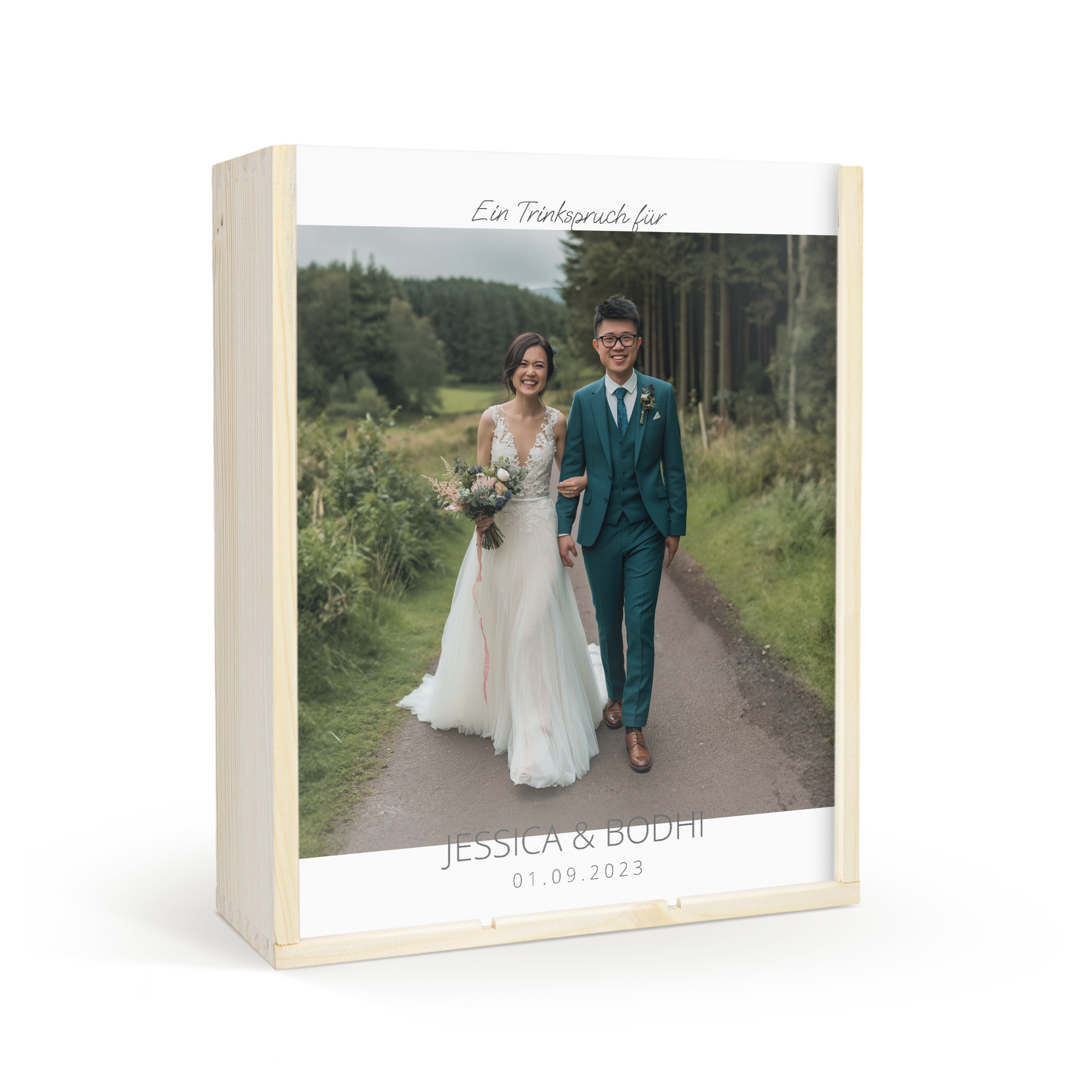 Wein Geschenkset Belvy in einer Holzkiste personalisiert mit Foto eines Hochzeitspaares und den Namen Jessica & Bodhi sowie dem Datum 01.09.2023