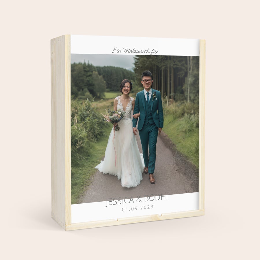 Wein Maison de la Surprise Geschenkset Weinpaket Maison de la Surprise mit Foto des Paares Jessica & Bodhi vom 01.09.2023 und dem Spruch Ein Trinkspruch für auf der Holzkiste