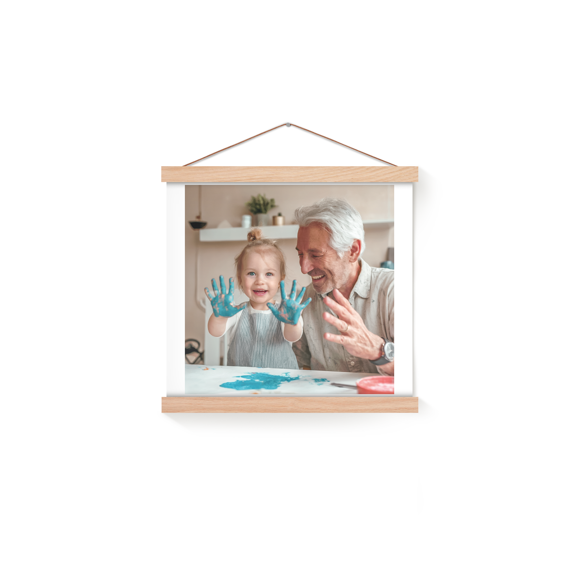 Póster personalizado com foto de avô e neta com mãos pintadas, impresso em papel acetinado com cabide de madeira, para imortalizar momentos