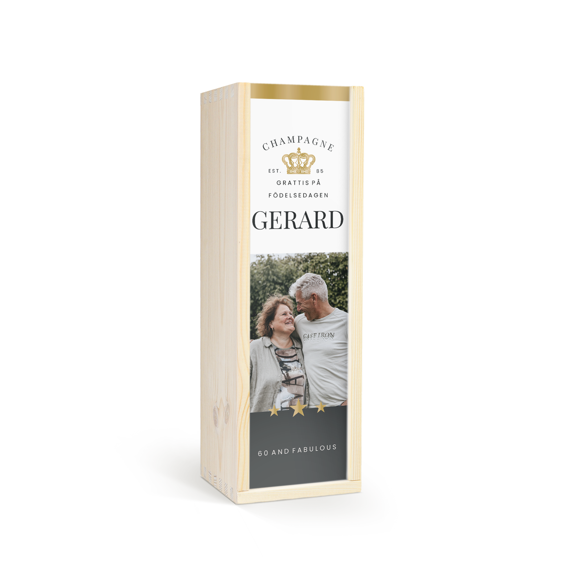 Trälåda med flaska Vintense Blanc Fines Bulles, tryckt med ett par, namn Gerard och texten "60 and fabulous".