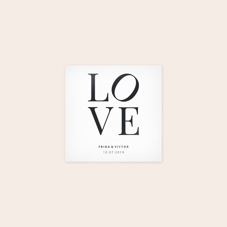 Foto på forex Et foto på forex med LOVE trykt i sort skrift, personliggjort med navnene Frida & Victor og datoen 12.07.2019