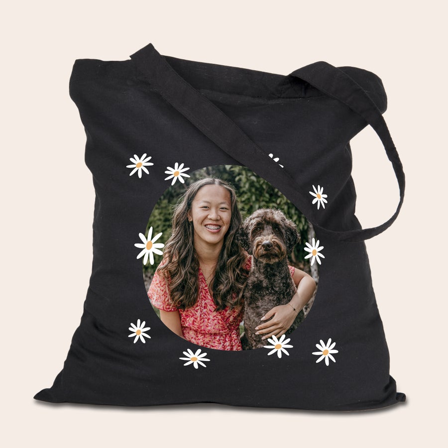 Bolsa de algodón personalizada Bolsa de tela negra personalizada, impresa con una foto de una mujer y un perro rodeada de margaritas.