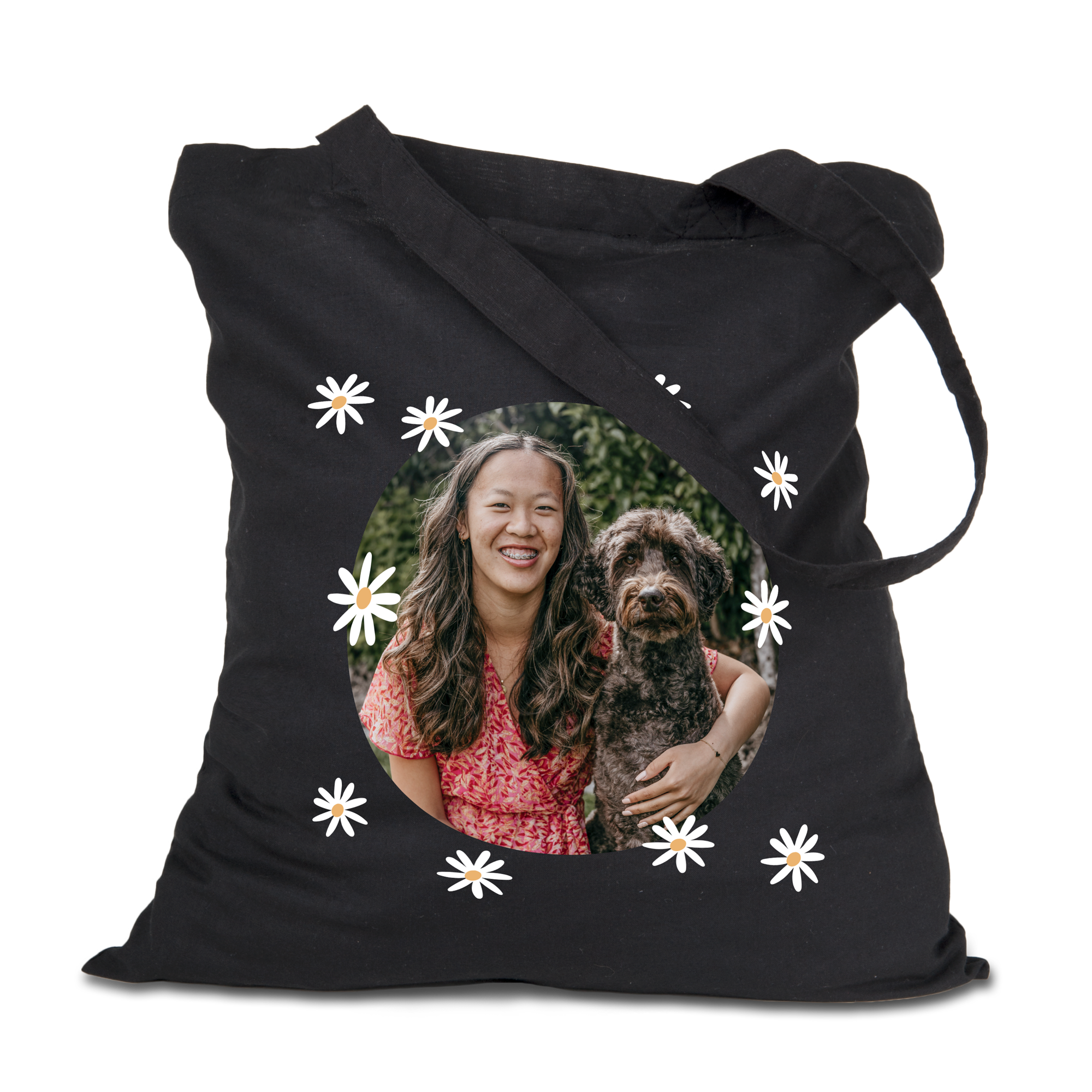 Bedrukte linnen tas met een vrolijke foto van een meisje en haar hond, omringd door witte madeliefjes, perfect om je favoriete spullen mee te nemen.