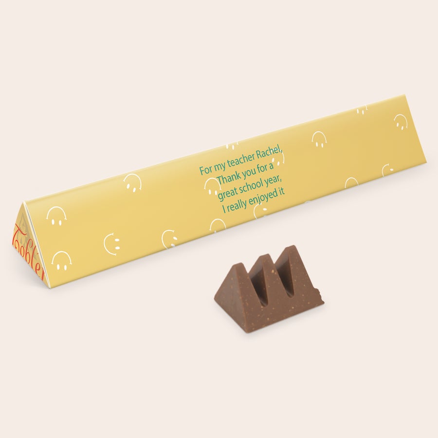 XXL Toblerone-suklaa nimellä Jättikokoinen Toblerone-patukka omalla tekstillä For my teacher Rachel painettuna kääreeseen