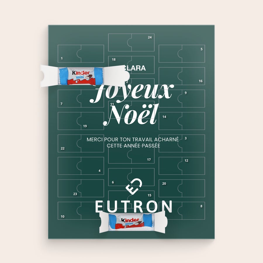 Calendrier de l'Avent personnalisé chocolat Kinder Calendrier de l'Avent personnalisé en chocolat pour enfants, avec Joyeux Noël, le nom Clara et le texte Merci pour ton travail acharné cette année passée, imprimé sur un fond vert foncé, deux chocolats Kinder Mini visibles