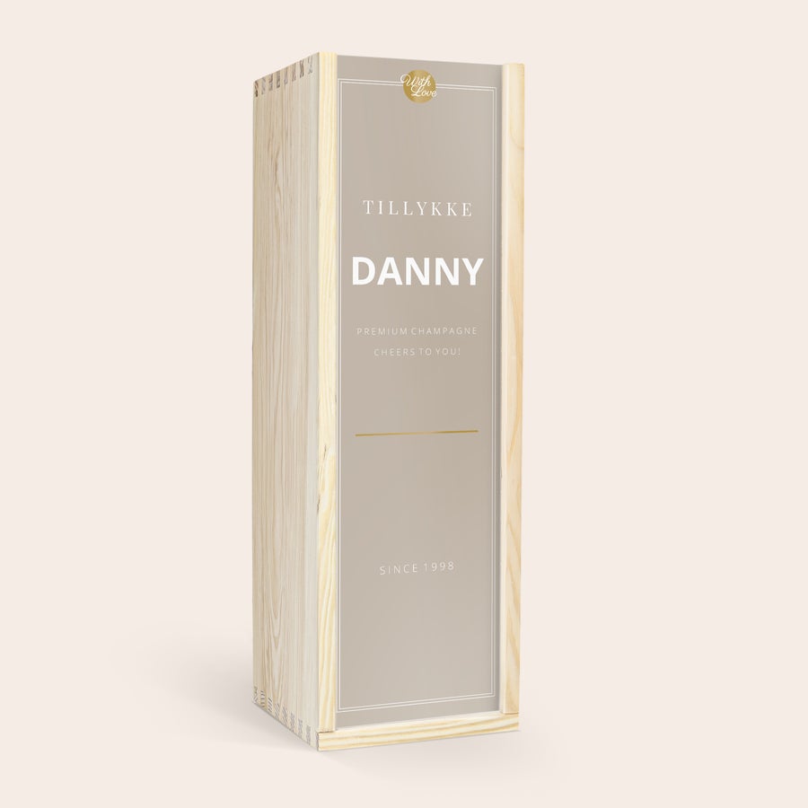Træ vinkasse med personlig gravering Personlig vin trækasse med teksten "Tillykke Danny" og "Since 1998" trykt på låget