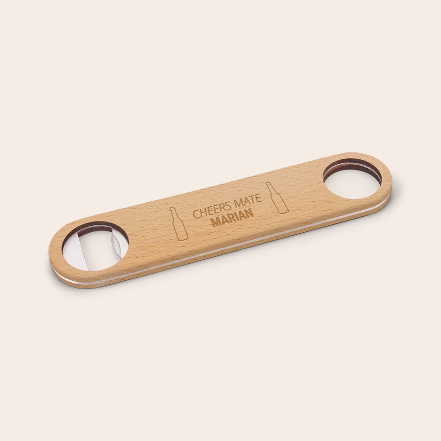Grawerowany otwieracz do butelek Drewniany otwieracz do butelek z grawerem "Cheers Mate Marian" i dwoma butelkami, personalizowany imieniem