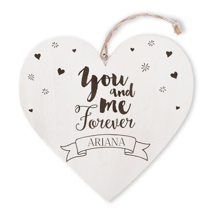 Puinen sydän kaiverruksella